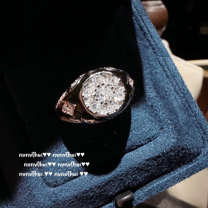 Dark ring with vintage glitter