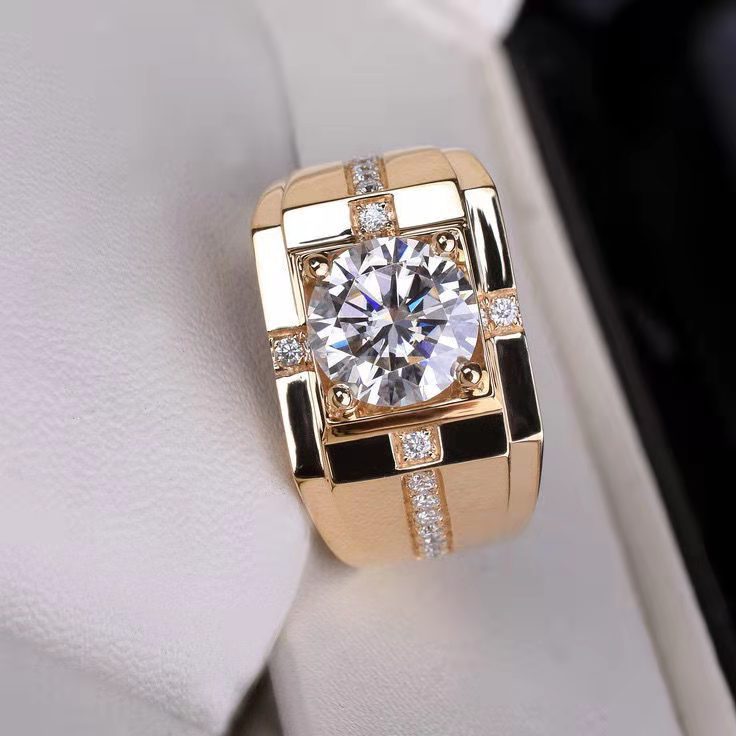 Vintage ring with irregular zirconia in gold